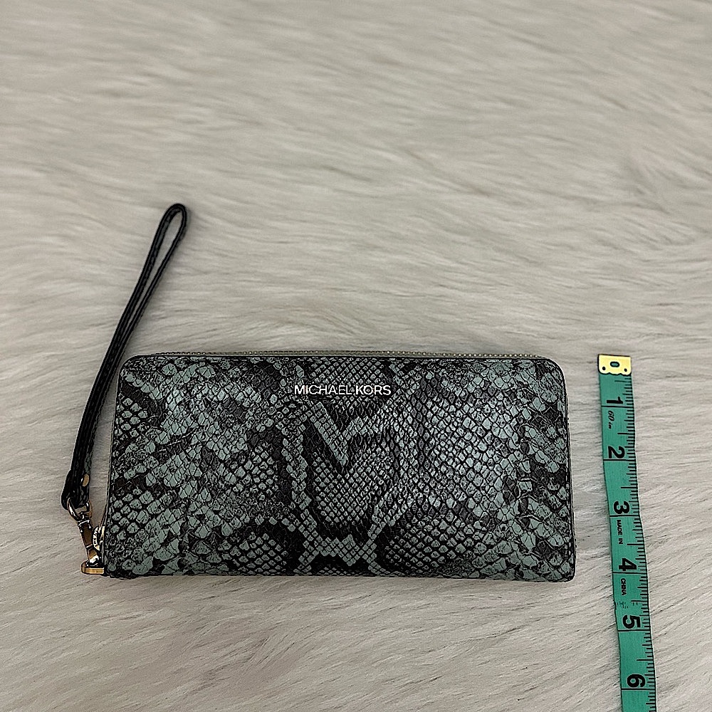 MICHAEL KORS - GREEN PYTHON EMBOSSED LEATHER JET SET CONTINENTAL LONG ZIP WALLET - Picture 10 of 13